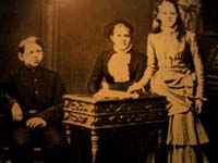 А.Г.Достоевская с детьми (1880-е)